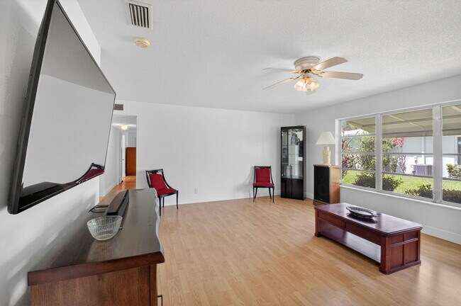 Foto del edificio - 172 High Point Dr W