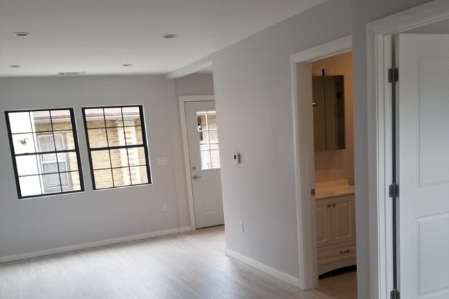 Building Photo - 537 W Milford St