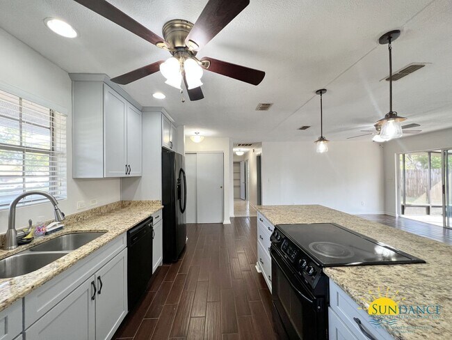 Building Photo - Open floorplan and centrally located in Fo...