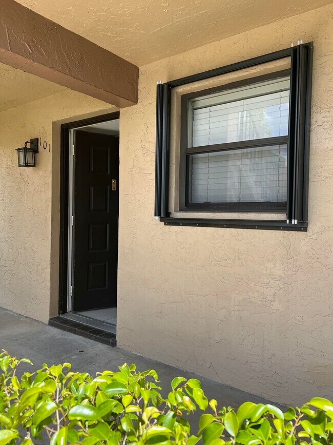 Building Photo - 21890 Lake Forest Cir