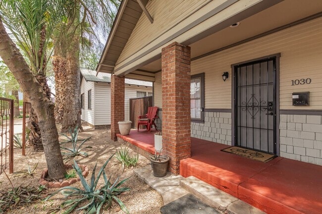 Building Photo - Garfield District 2 Bedroom Townhome | Patio & In-Unit Laundry | Free Rent