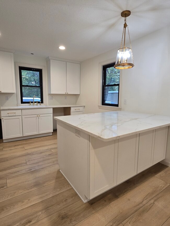 Building Photo - 856