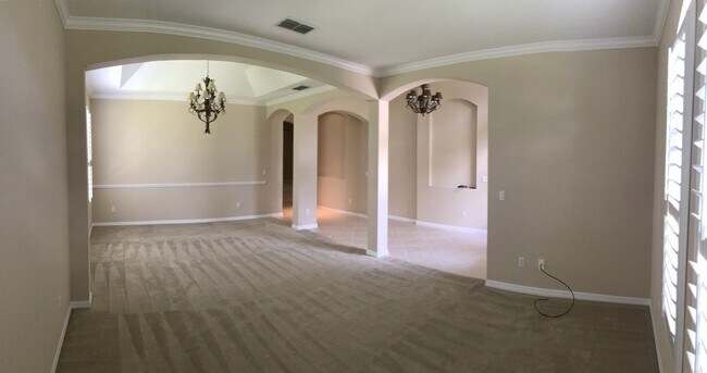 Foto del edificio - Gorgeous 4 bedroom/3 bathroom home, with 3...