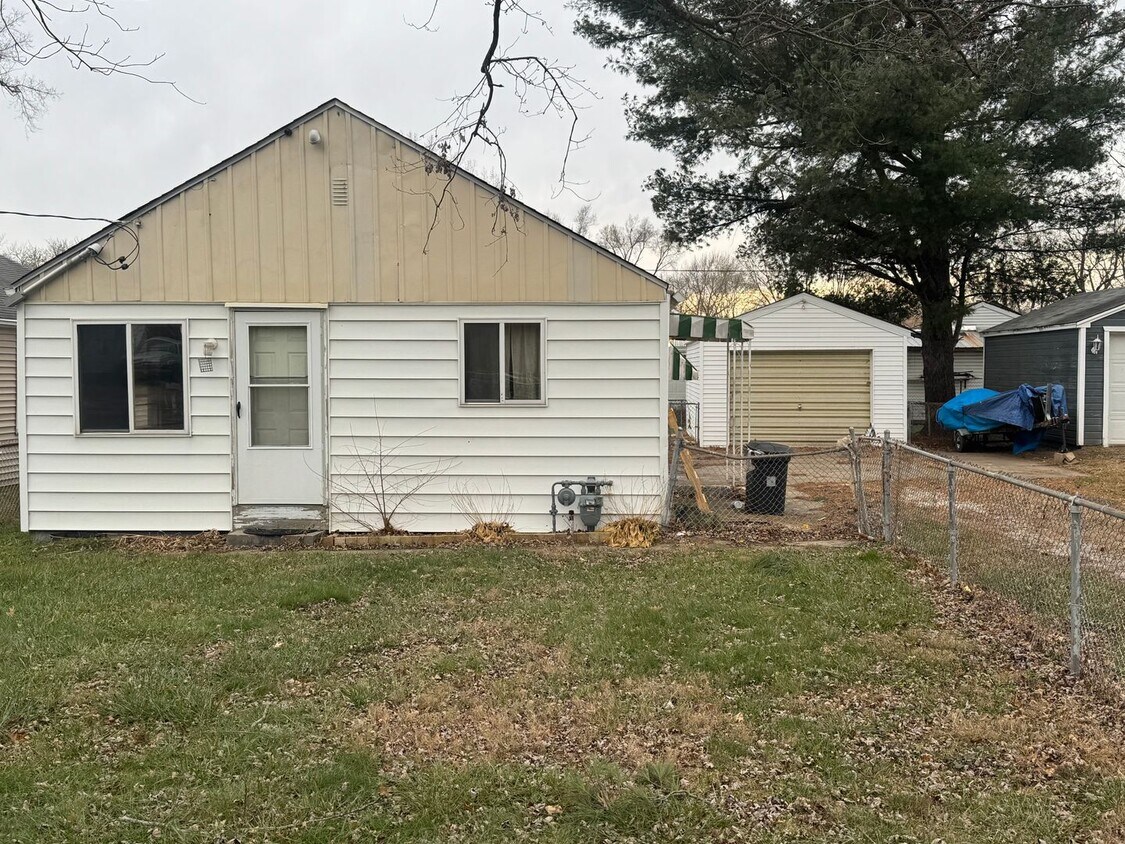Primary Photo - 2 Bedroom / 2 Bathroom house in Peoria wit...