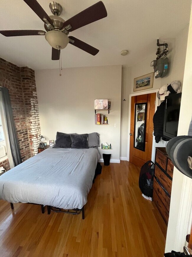 Building Photo - RARE 4 bed 2 bath in the NORTH END!!!!
