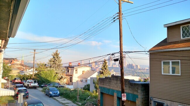 Foto del edificio - Large 2 Bed/1.5 Bath- Available August 1st! Central Air - Off Street Parking - Beautiful Back Yar...