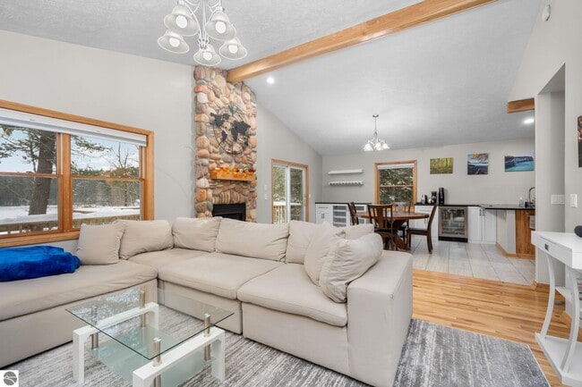 Building Photo - 4365 S Vandervoight Dr