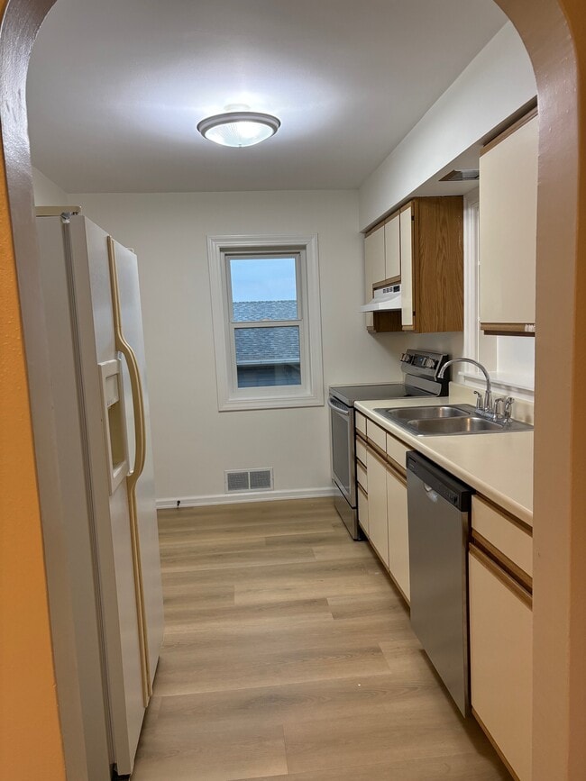 Kitchen - 127 4th St W