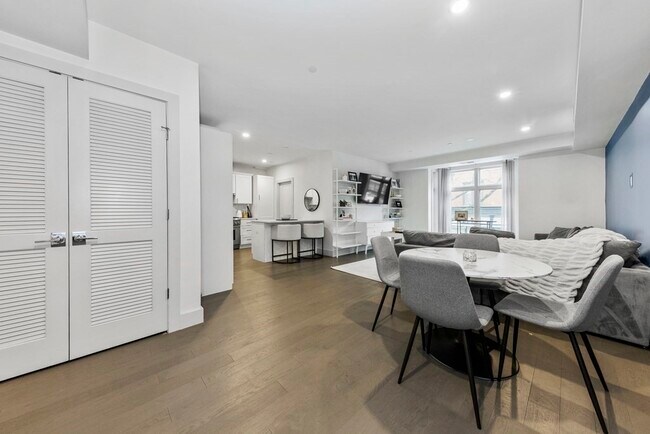 Building Photo - 412 W Broadway