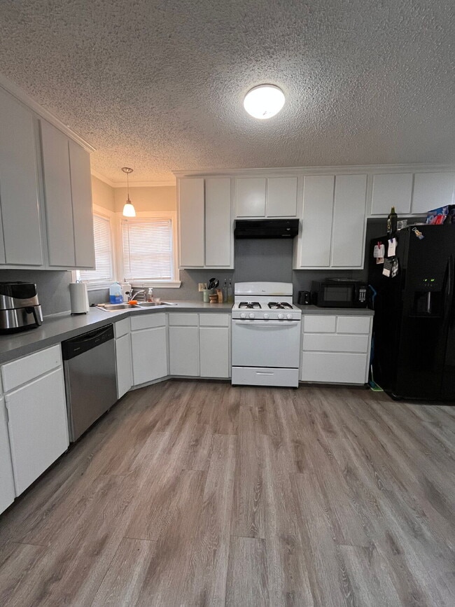 Building Photo - Spacious 4 Bedroom Home for Roommates in Tech Terrace - Pre-Leasing for Summer/Fall 2026