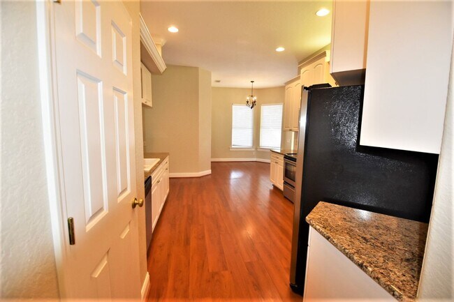 Building Photo - 6747 High Knoll Dr