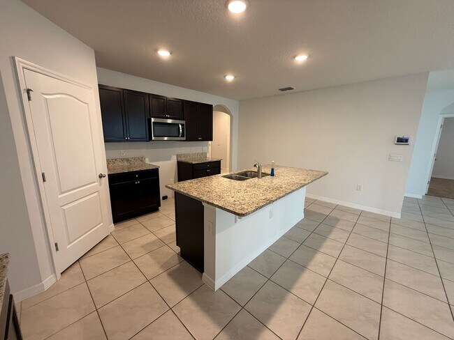 Building Photo - 4/2 Groveland Home