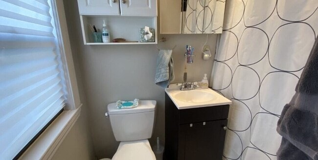 Building Photo - 42 Anderson St