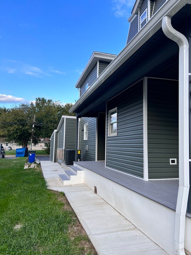 Building Photo - 406 2nd St