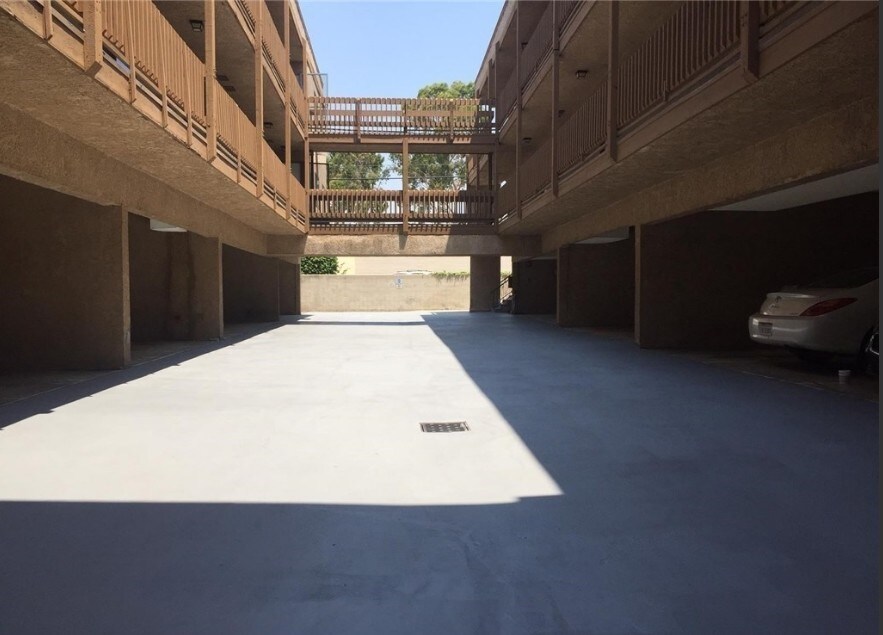 Parking - 629-631 E Elk Ave