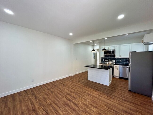Foto del edificio - Charming 1 Bedroom, 1 Bathroom Duplex- Ful...