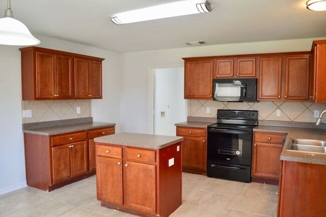 Foto del edificio - Amazing 4 bed 2 bath 2 story home in Hallie Heights!