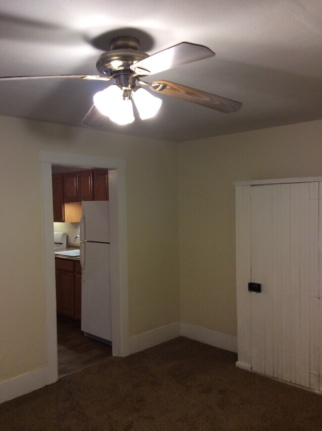 Del dormitorio a la cocina - 418 S Commercial St