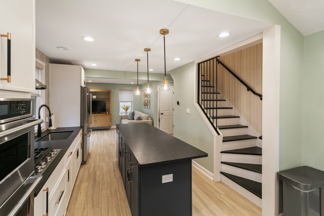 Building Photo - 635 E Prairie Ave