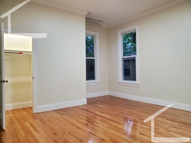 Foto del edificio - Family Friendly Brookline Four Bedroom