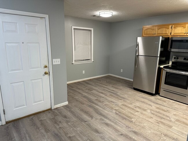 Foto del edificio - Modern 2 Bed/2 Bath Duplex Close to Everything – Available August