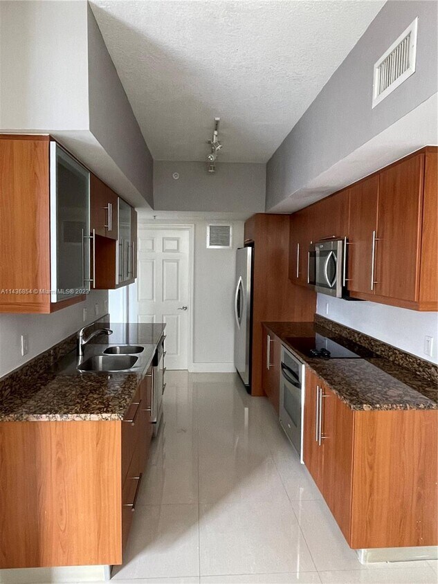 888 Douglas Rd Unit 814, Coral Gables, FL 33134 Condo for Rent in