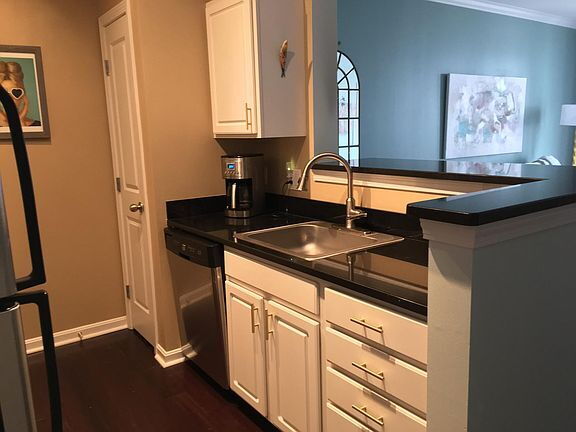 Foto principal - 1000 Providence Pl