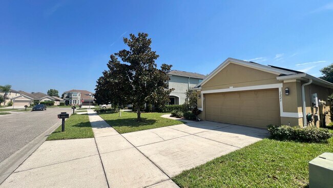 Foto del edificio - Spacious 5-Bedroom Home with Solar Panels ...