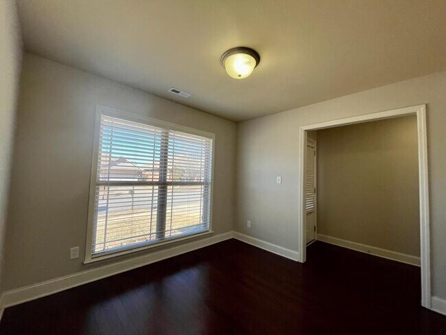 Building Photo - 330 Dovington Dr