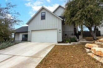 Building Photo - 2802 Lawrence Dr