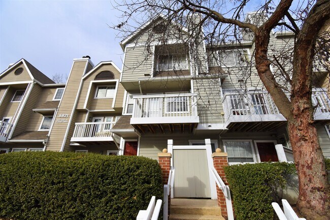 Foto del edificio - Two Level (1BR/1BTH) Condo in Gables on Tuckerman!!