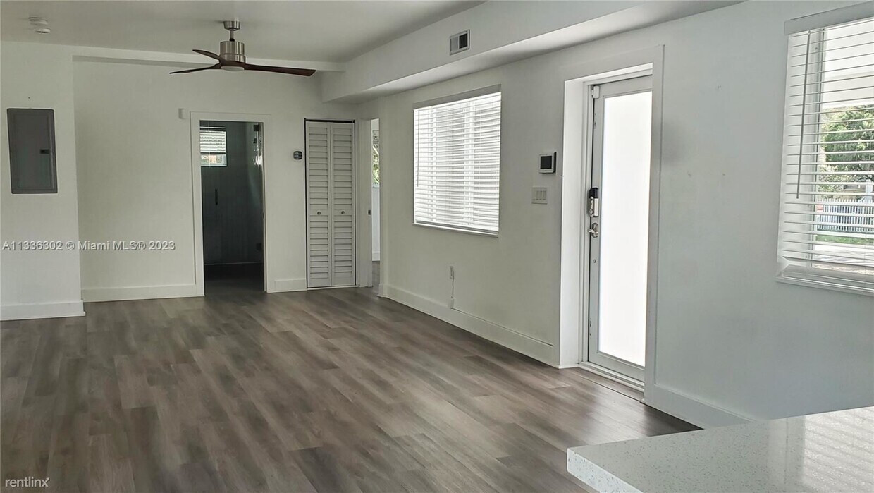 Foto principal - 3 br, 2 bath House - 6463 Manor Ln