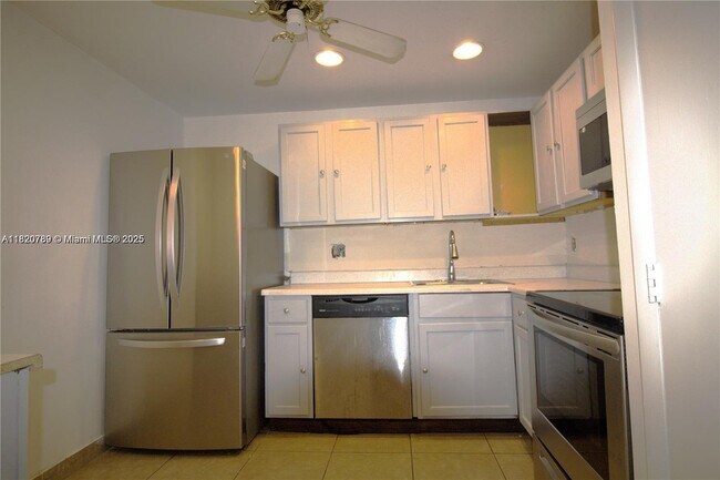 Building Photo - 4168 Inverrary Dr