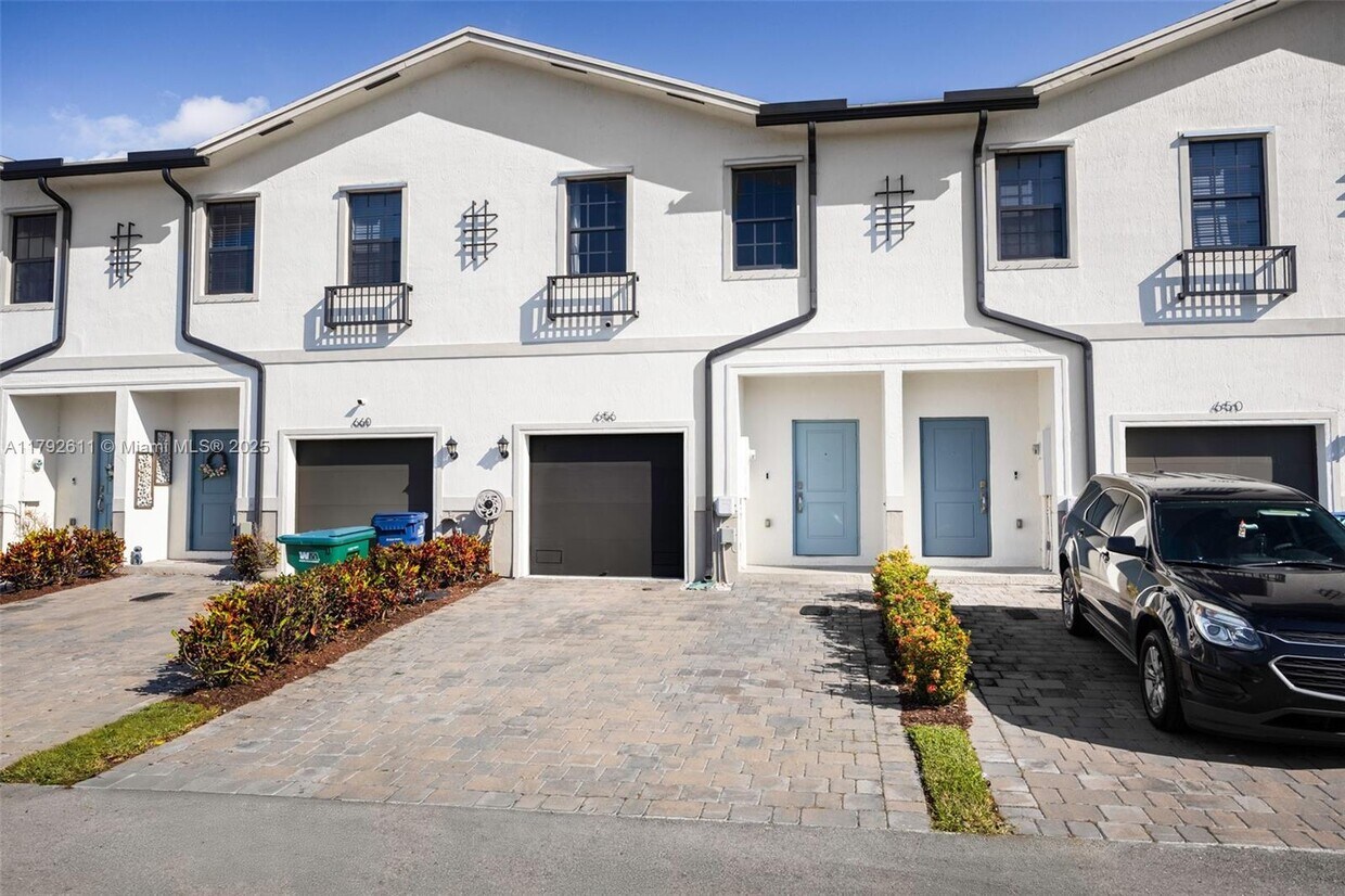 Foto principal - 656 SW 12th St