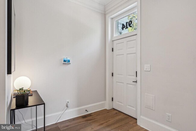 Foto del edificio - 914 Westminster St NW