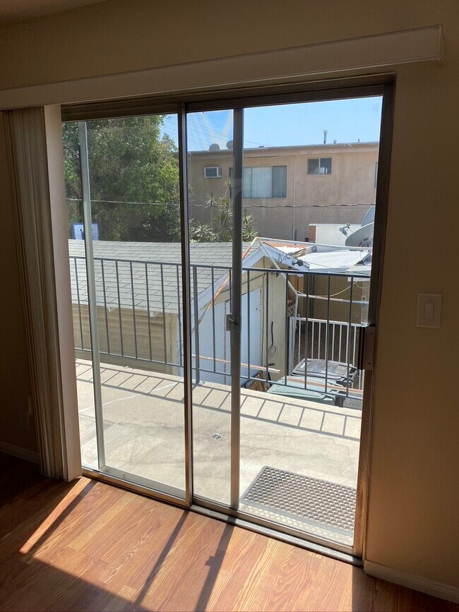 Building Photo - 1146 Irving Ave