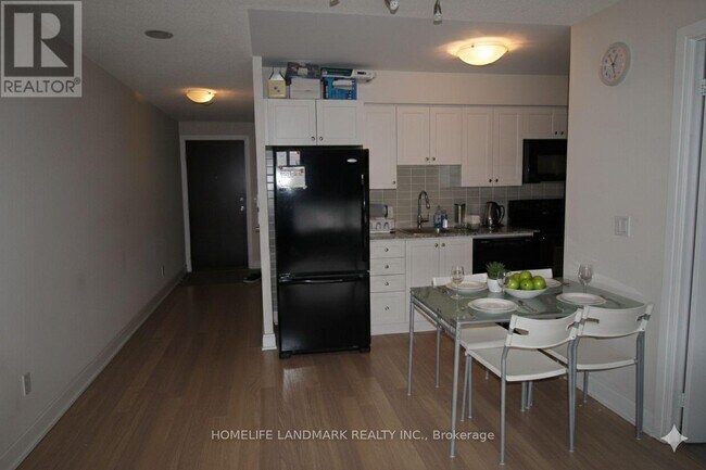 Photo du bâtiment - 135 Village Green Square