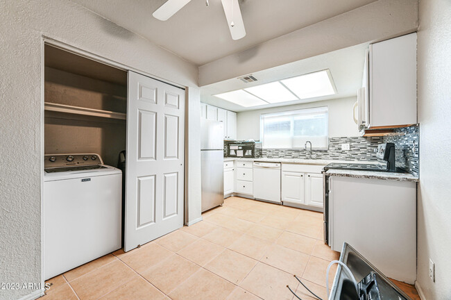 Building Photo - 1560 W Sahuaro Dr