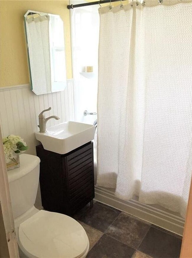 Foto del edificio - NE Side 2 Story, Huge Bedrooms, 2 bath, un...