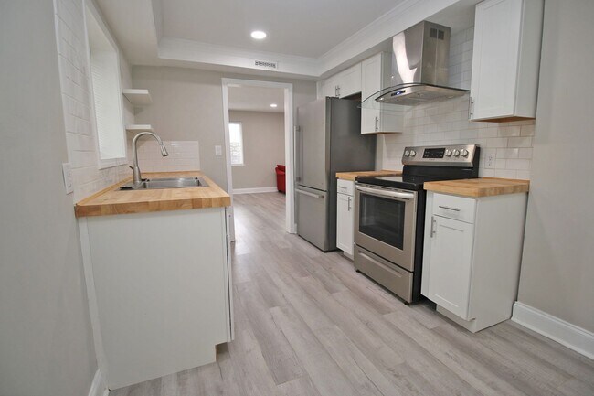 Foto del edificio - Spacious Student Home in Melrose Heights –...
