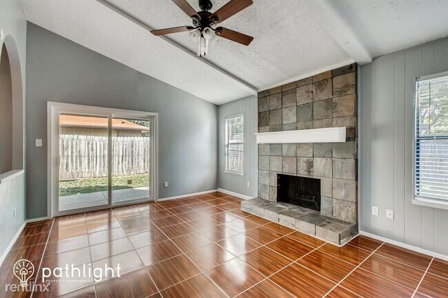 Foto del edificio - 3 br, 2 bath House - 1901 Castle Drive UNIT