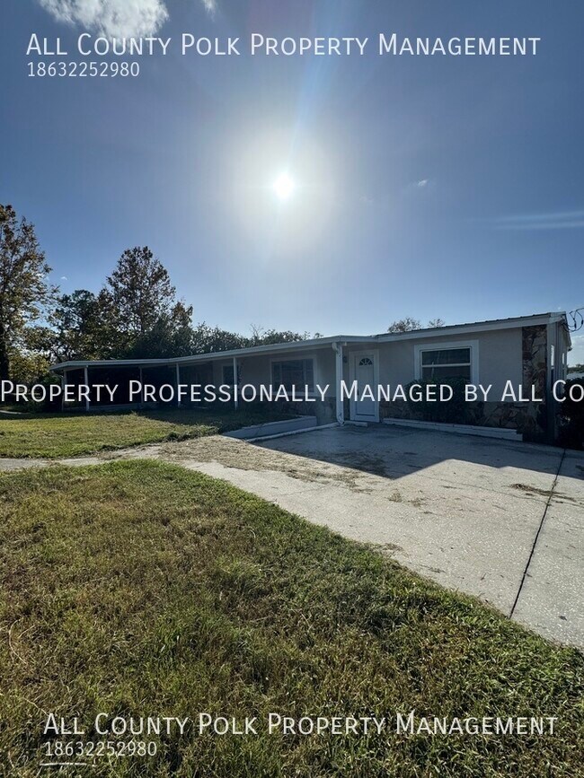 Foto del edificio - Enjoy Lakefront Living in This Spacious 4-...