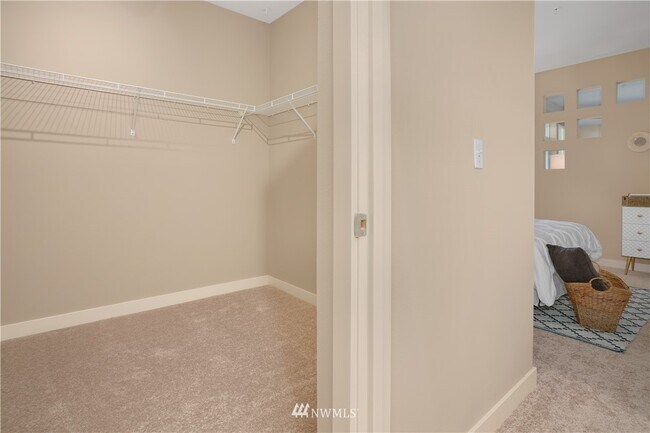 Foto del edificio - 300 110th Ave NE