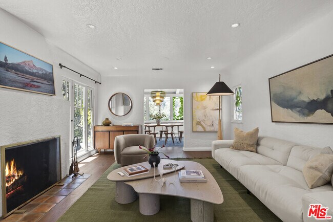 Foto del edificio - 8316 Maple Dr