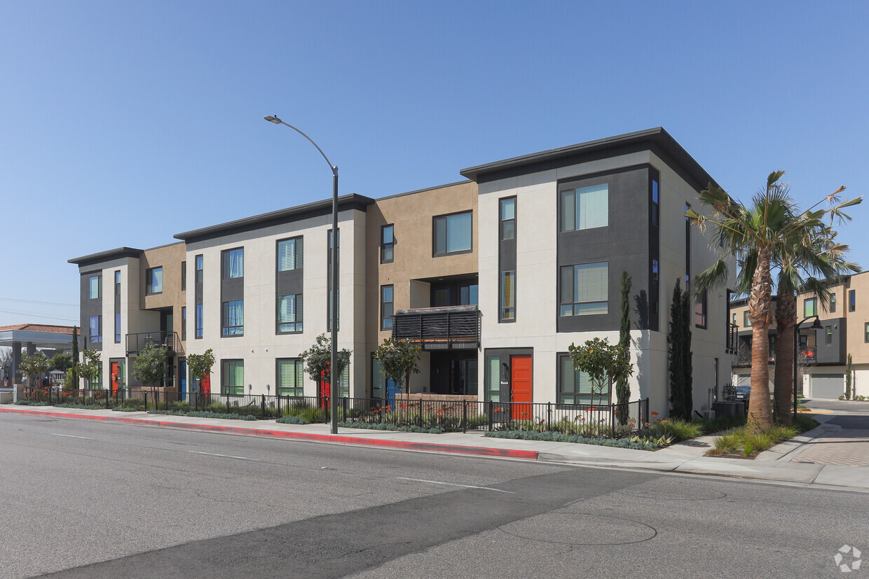 Building View - Trio Townhomes