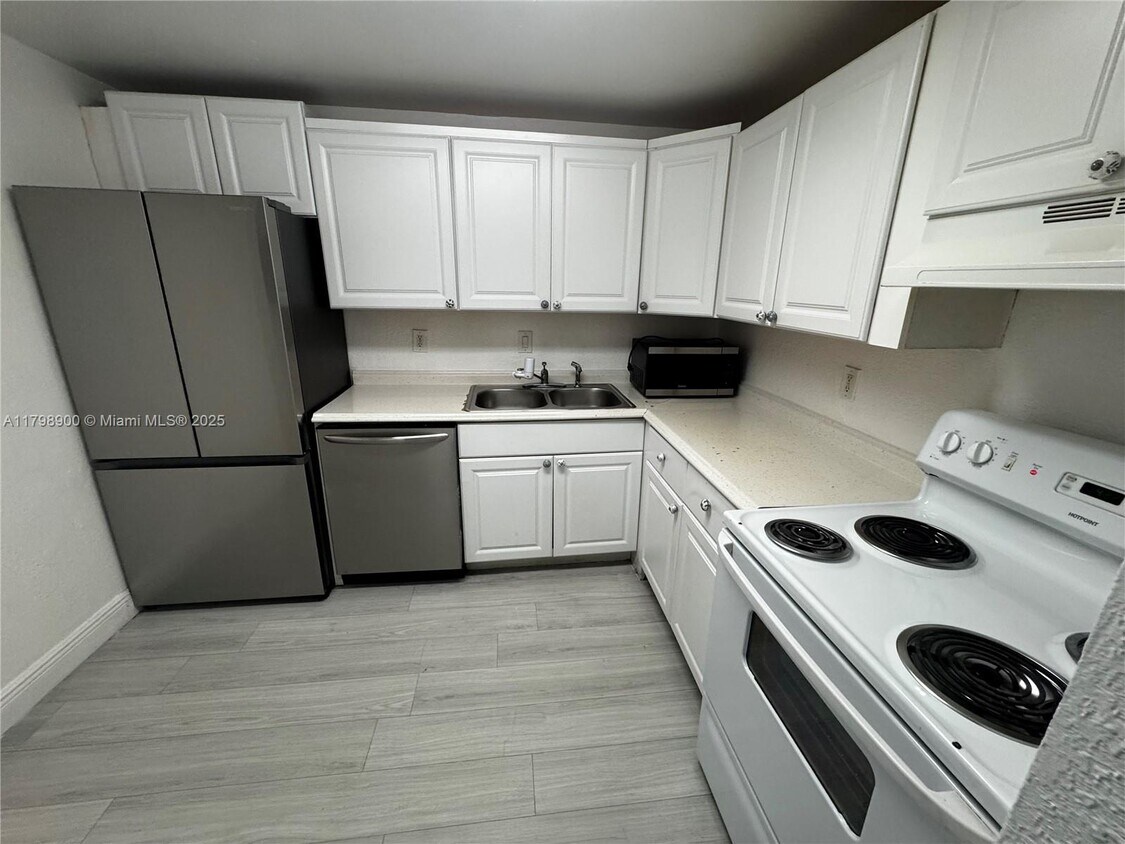 Foto principal - 4900 NW 79th Ave