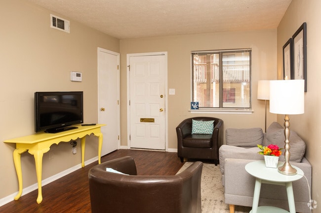 2 habitaciones, 1 baño - 750 pies cuadrados - Sala de estar - Kampus Properties STUDENT HOUSING - 2024-'25