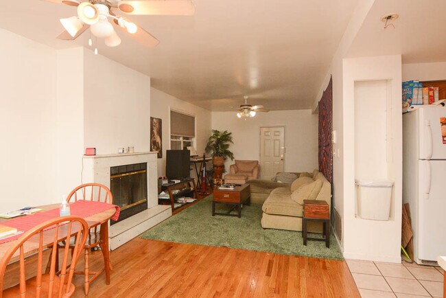 Building Photo - 1652 W Belmont Ave