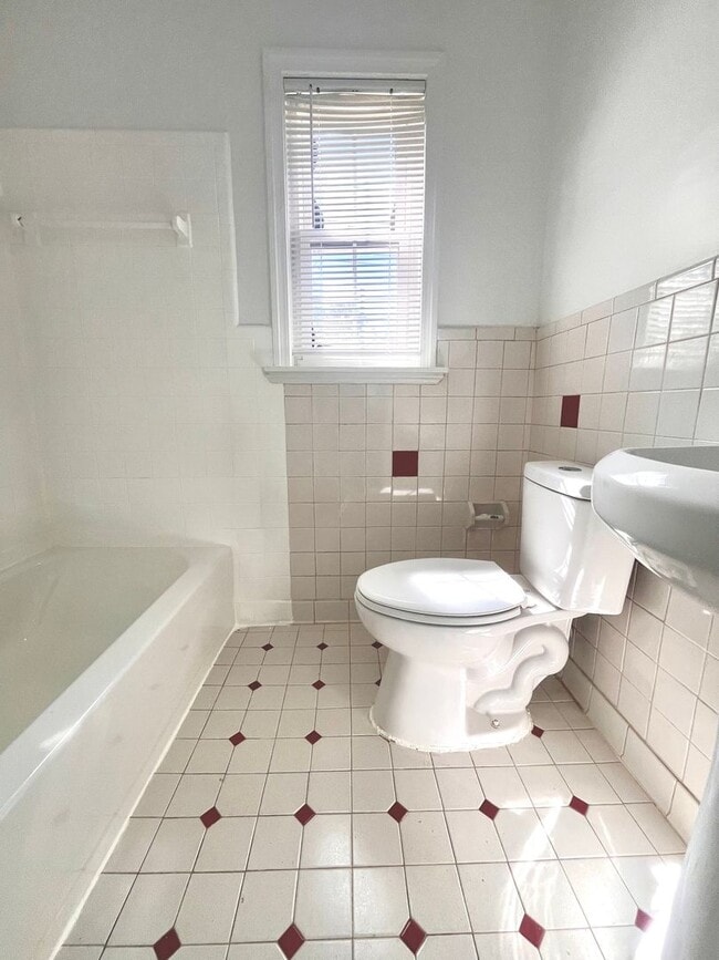 Building Photo - Fairfax Village III | 2bd 1bth | Hardwood Floors | Sunlight!