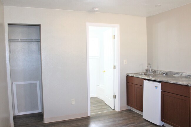 Building Photo - 1351 Columbia Ave W